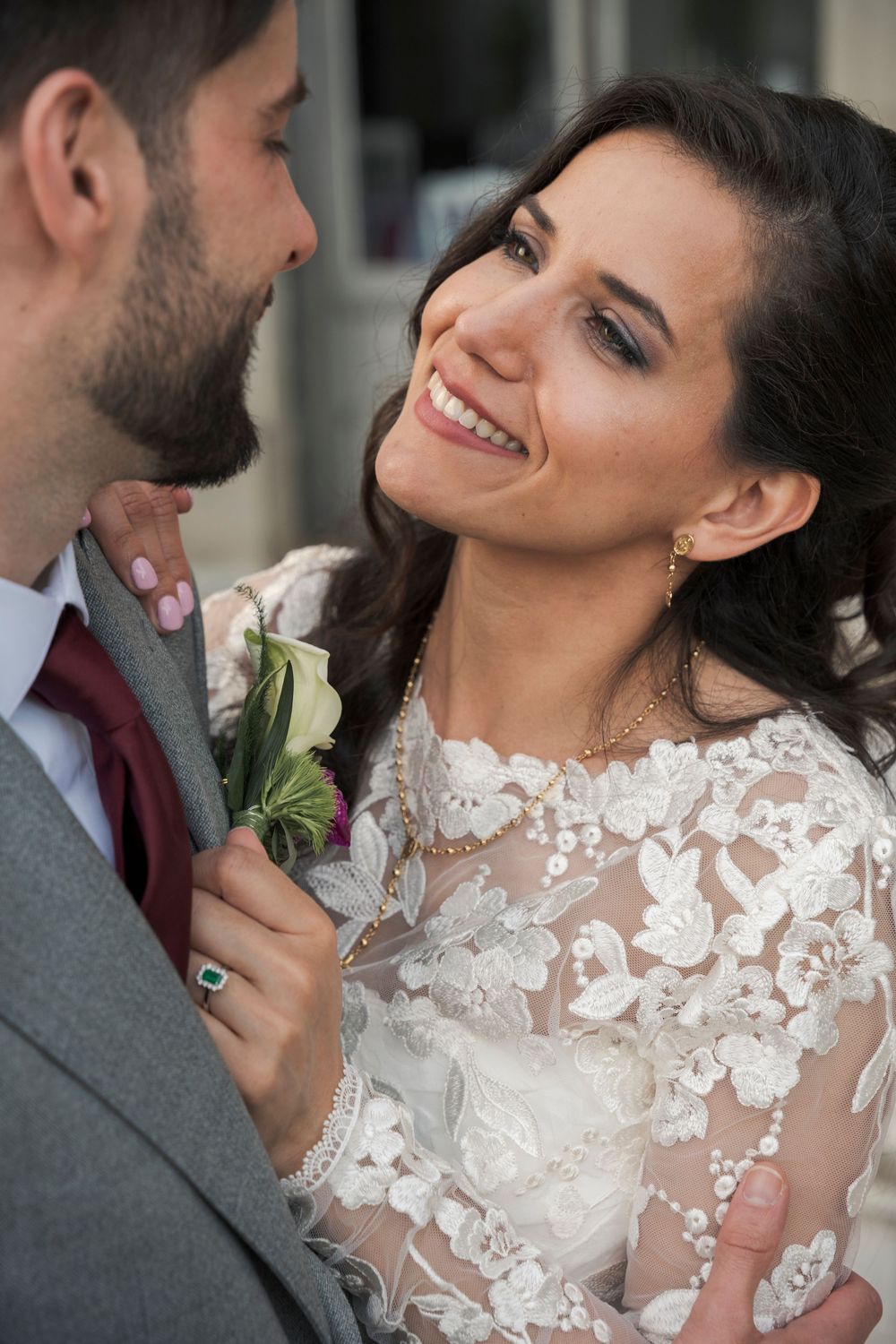 La mariée pendant la séance photo de couple