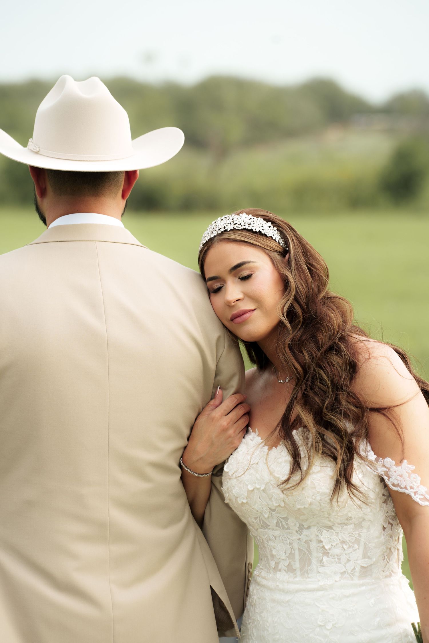 Romantic outdoor portrait session featuring cream lace dress and cowboy hat.
