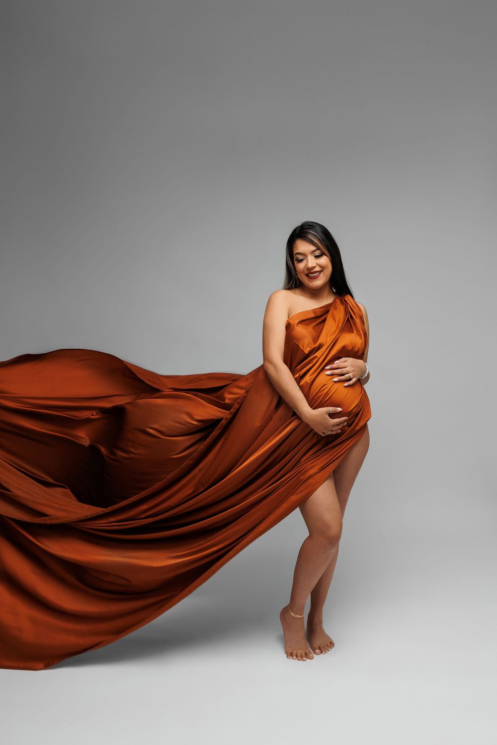 Chicago luxury maternity photography session showcasing elegant studio maternity portraits. Fine art maternity images for modern expecting m