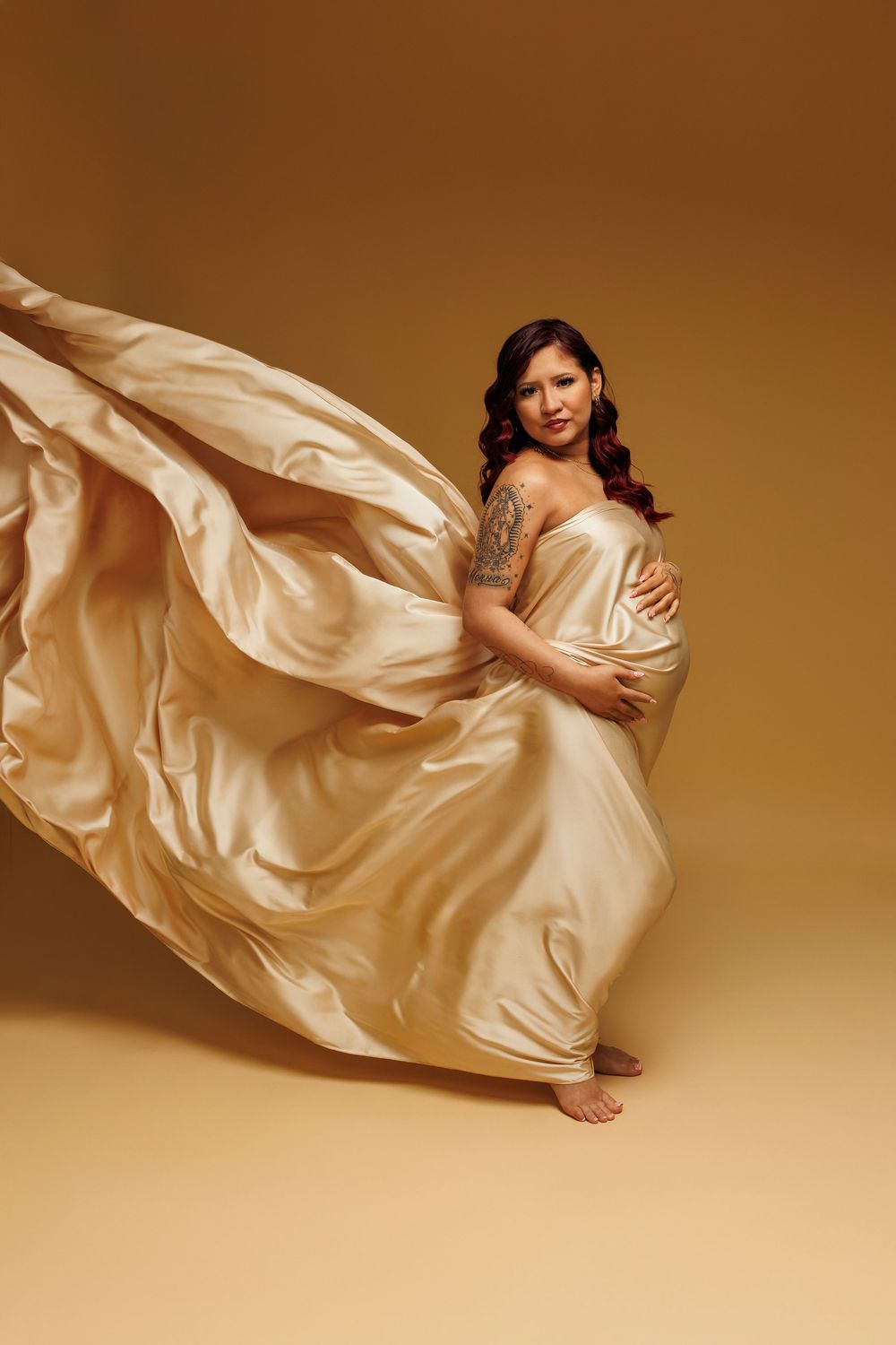 Chicago luxury maternity photography session showcasing elegant studio maternity portraits. Fine art maternity images for modern expecting m
