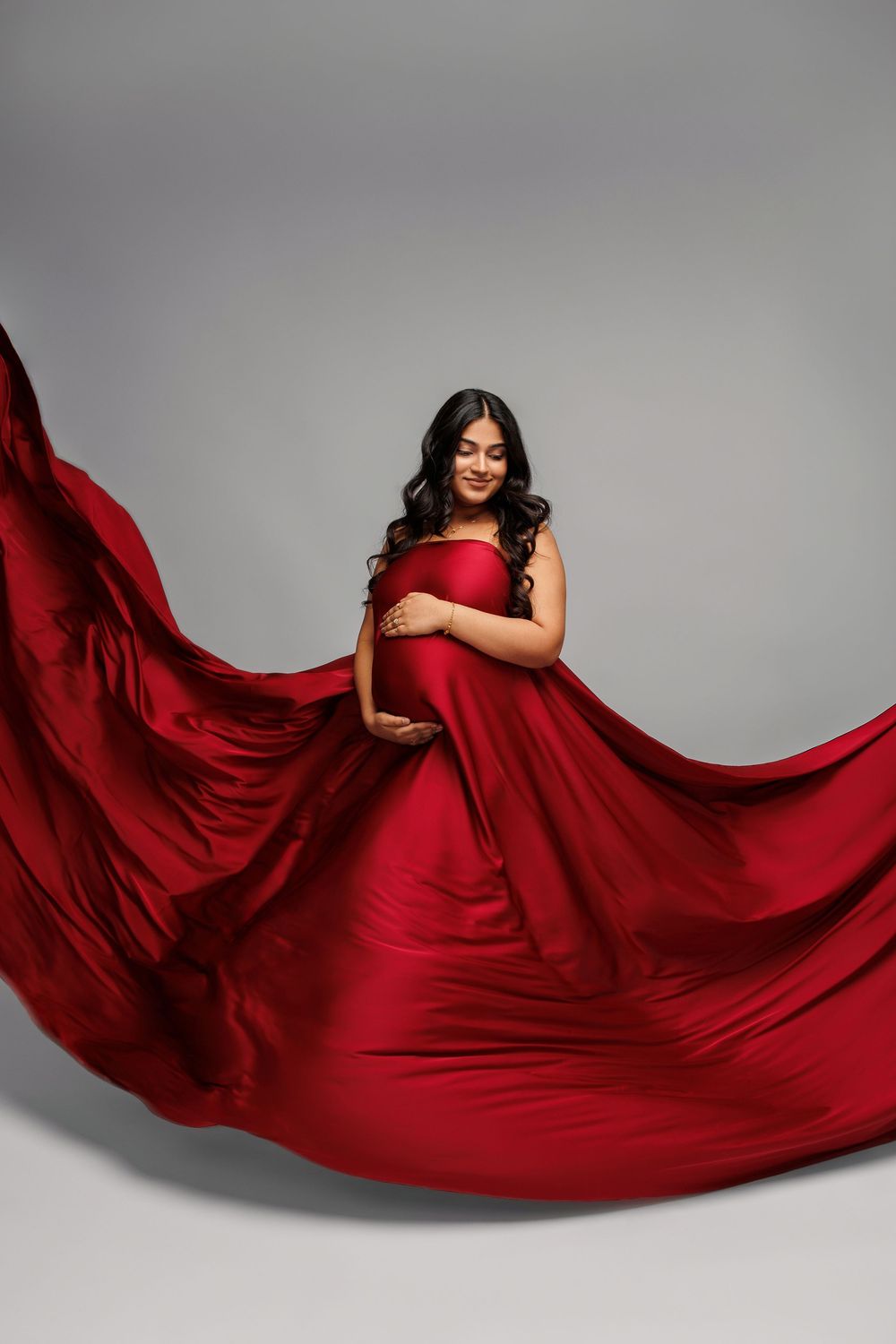 Chicago luxury maternity photography session showcasing elegant studio maternity portraits. Fine art maternity images for modern expecting m