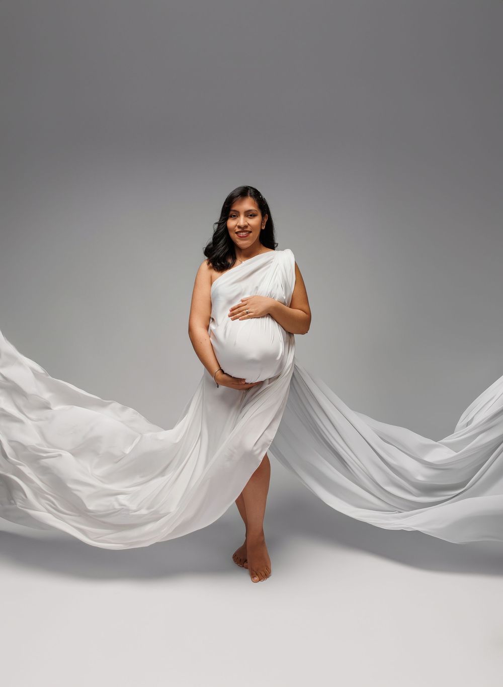 Chicago luxury maternity photography session showcasing elegant studio maternity portraits. Fine art maternity images for modern expecting m