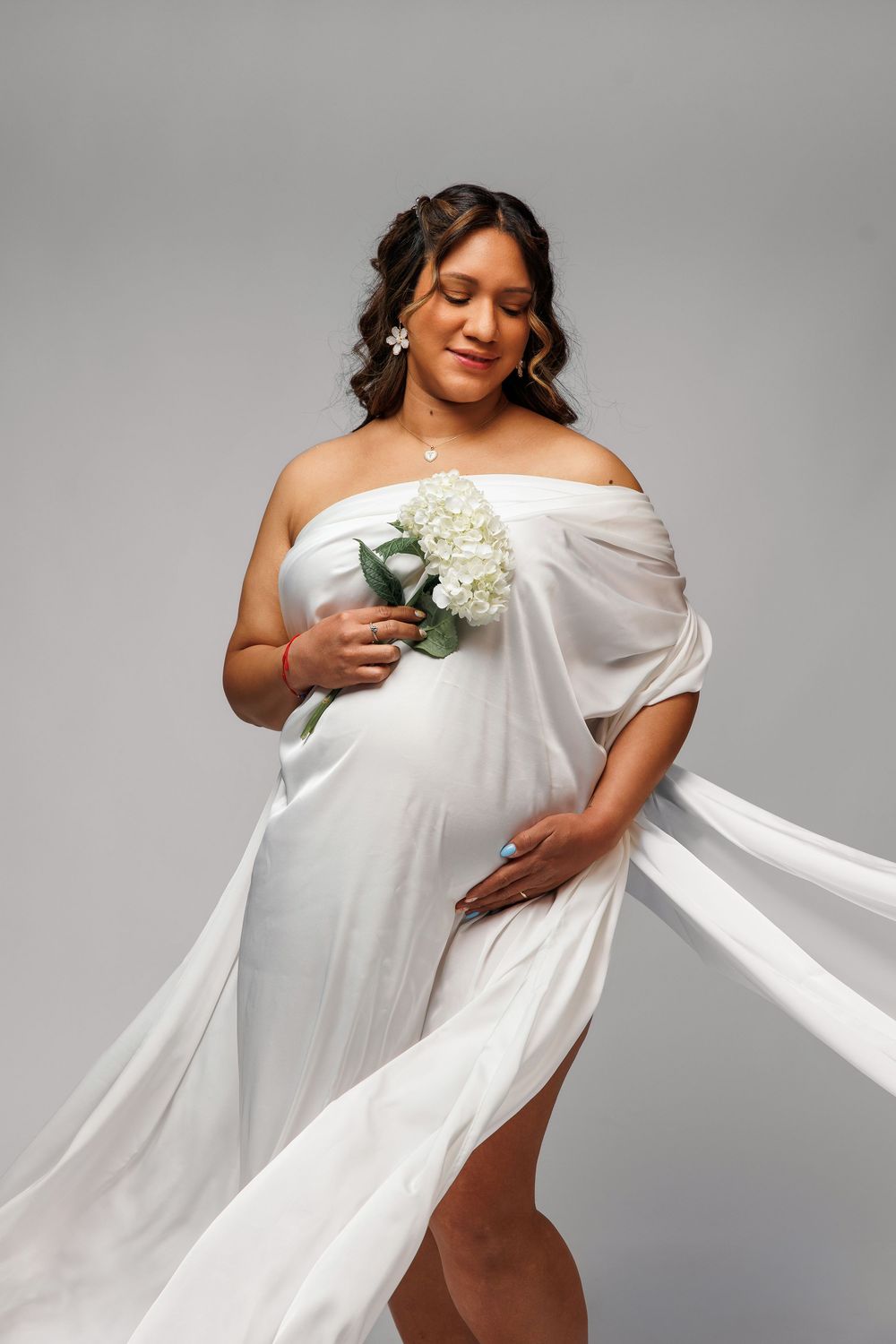 Chicago luxury maternity photography session showcasing elegant studio maternity portraits. Fine art maternity images for modern expecting m