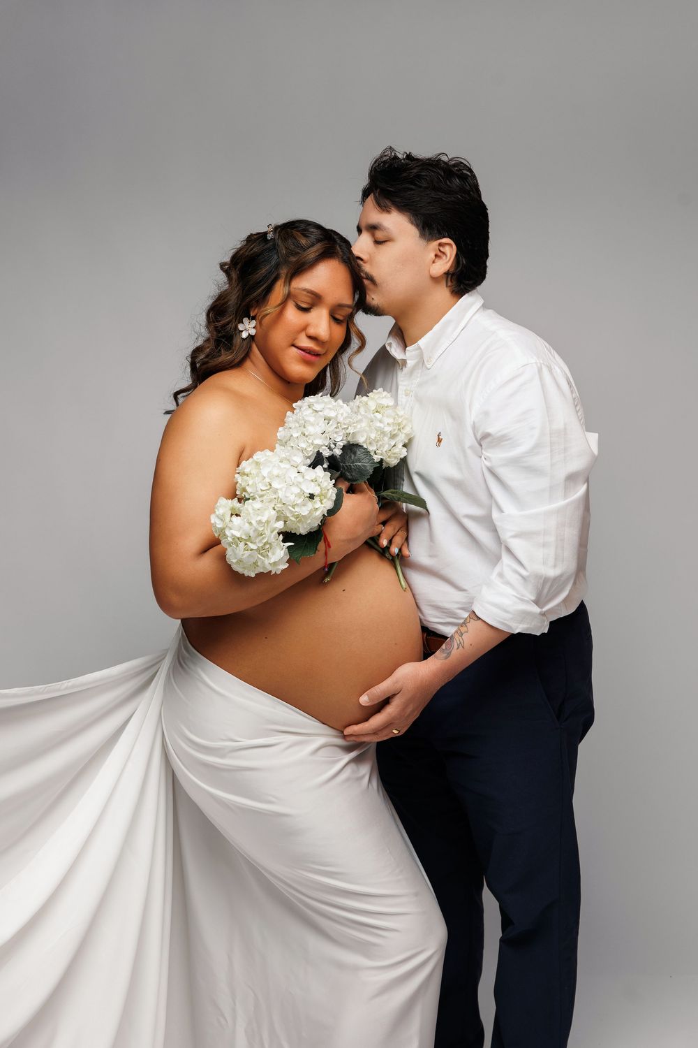 Chicago luxury maternity photography session showcasing elegant studio maternity portraits. Fine art maternity images for modern expecting m