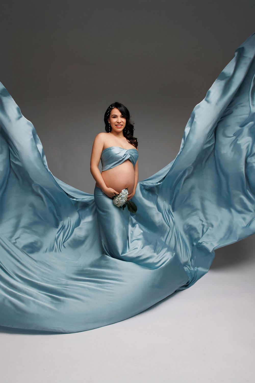 Chicago luxury maternity photography session showcasing elegant studio maternity portraits. Fine art maternity images for modern expecting m