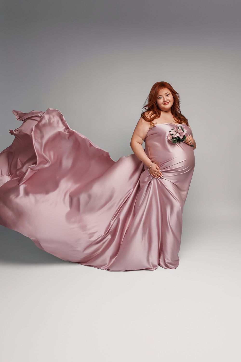 Chicago luxury maternity photography session showcasing elegant studio maternity portraits. Fine art maternity images for modern expecting m
