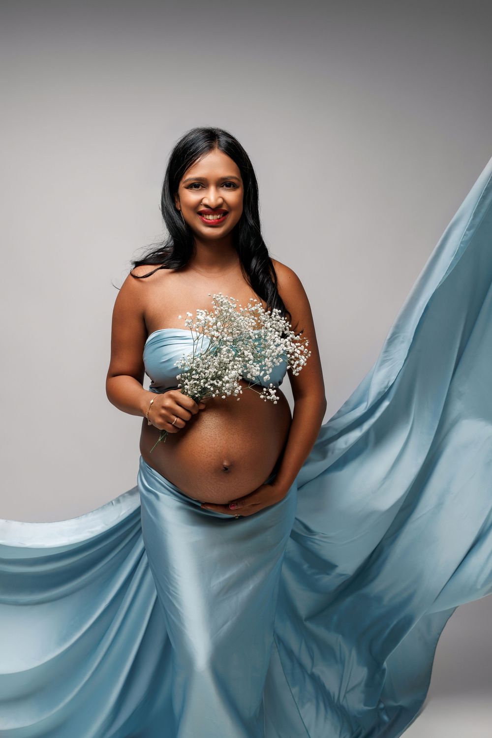 Chicago luxury maternity photography session showcasing elegant studio maternity portraits. Fine art maternity images for modern expecting m