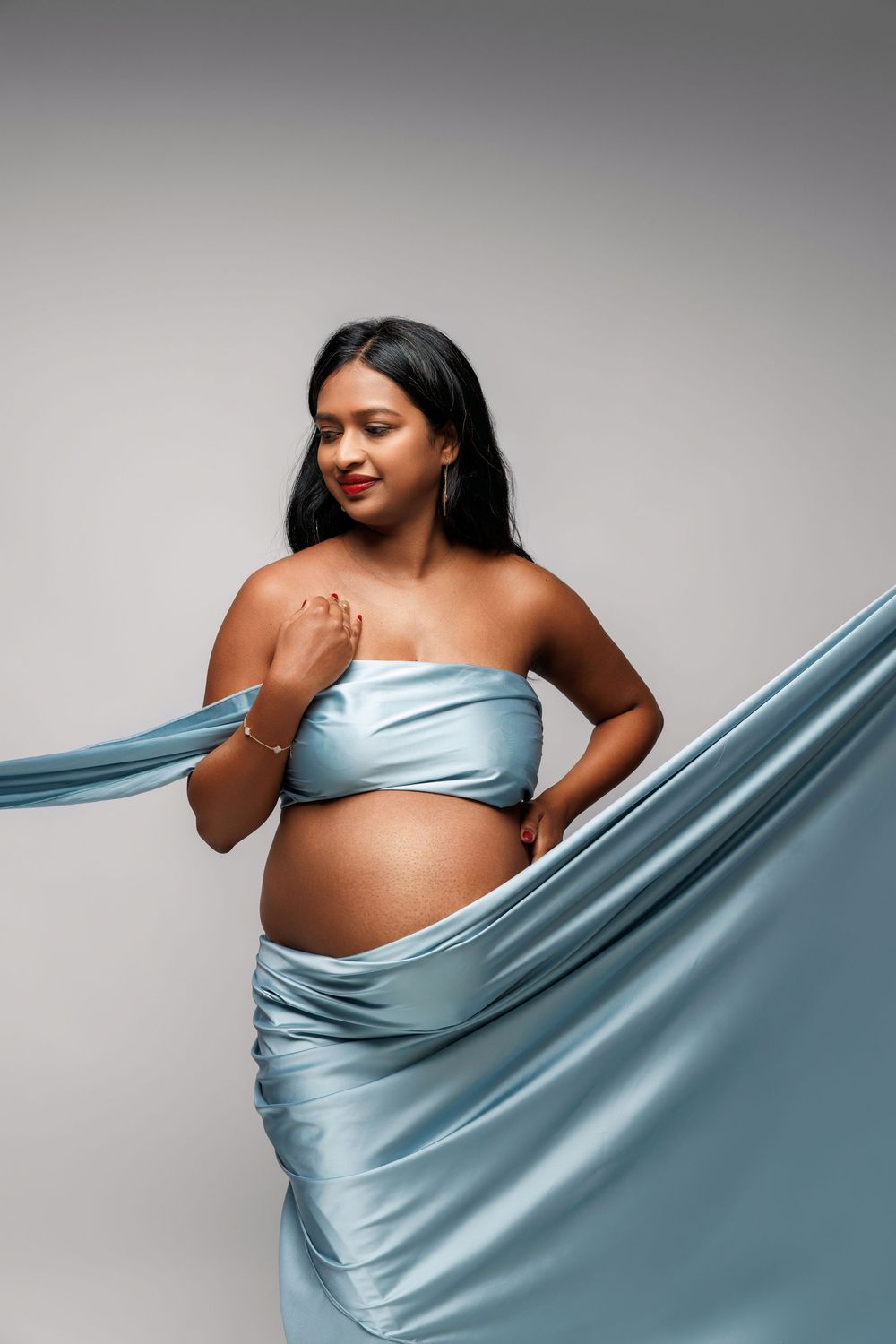 Chicago luxury maternity photography session showcasing elegant studio maternity portraits. Fine art maternity images for modern expecting m