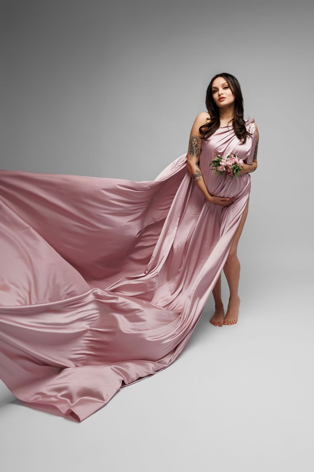 Luxury maternity photography in Chicago & suburbs featuring timeless studio and lifestyle portraits of expecting mothers.