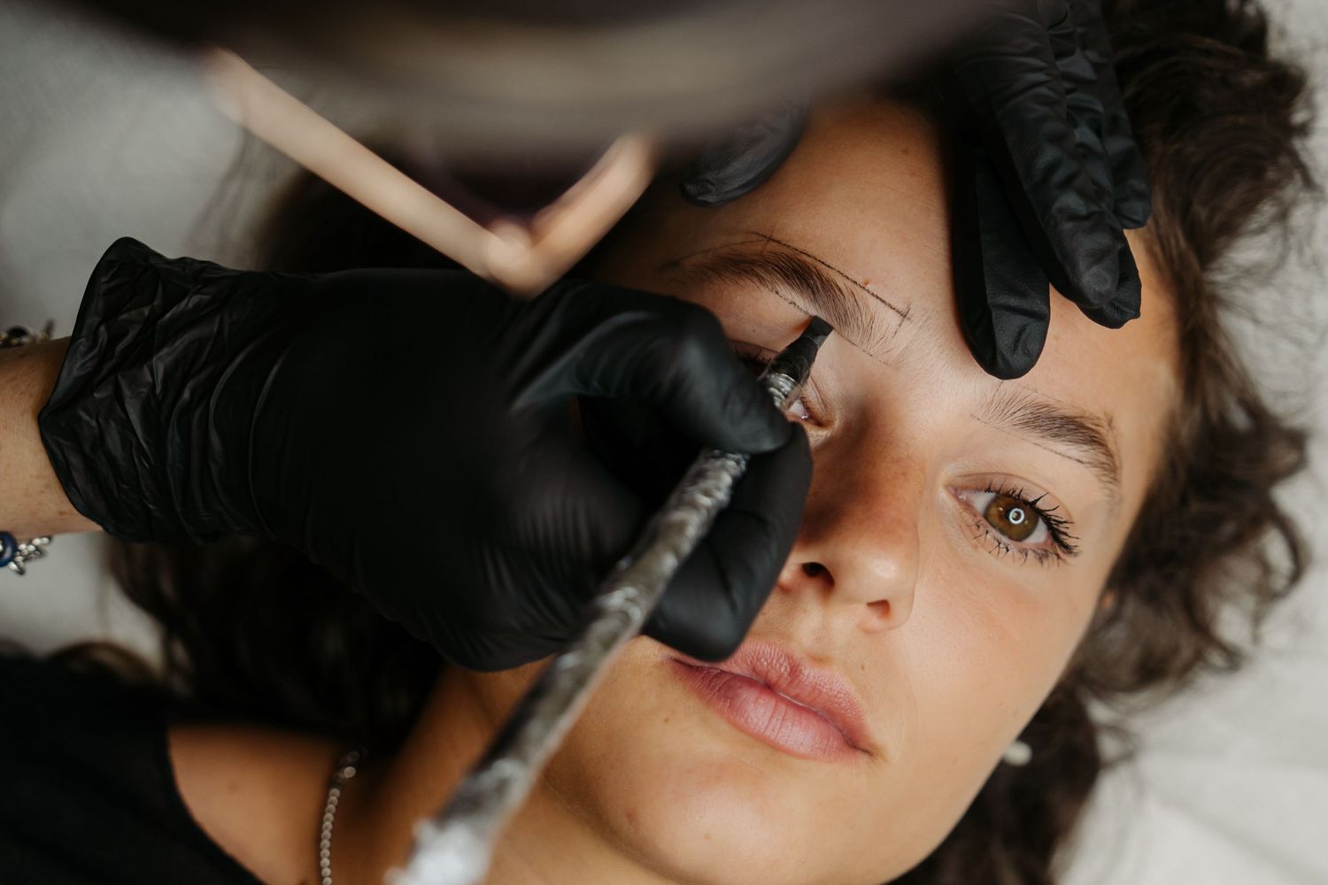 Foto di dettaglio durante un lavoro di microblading alle sopracciglia a Carrara