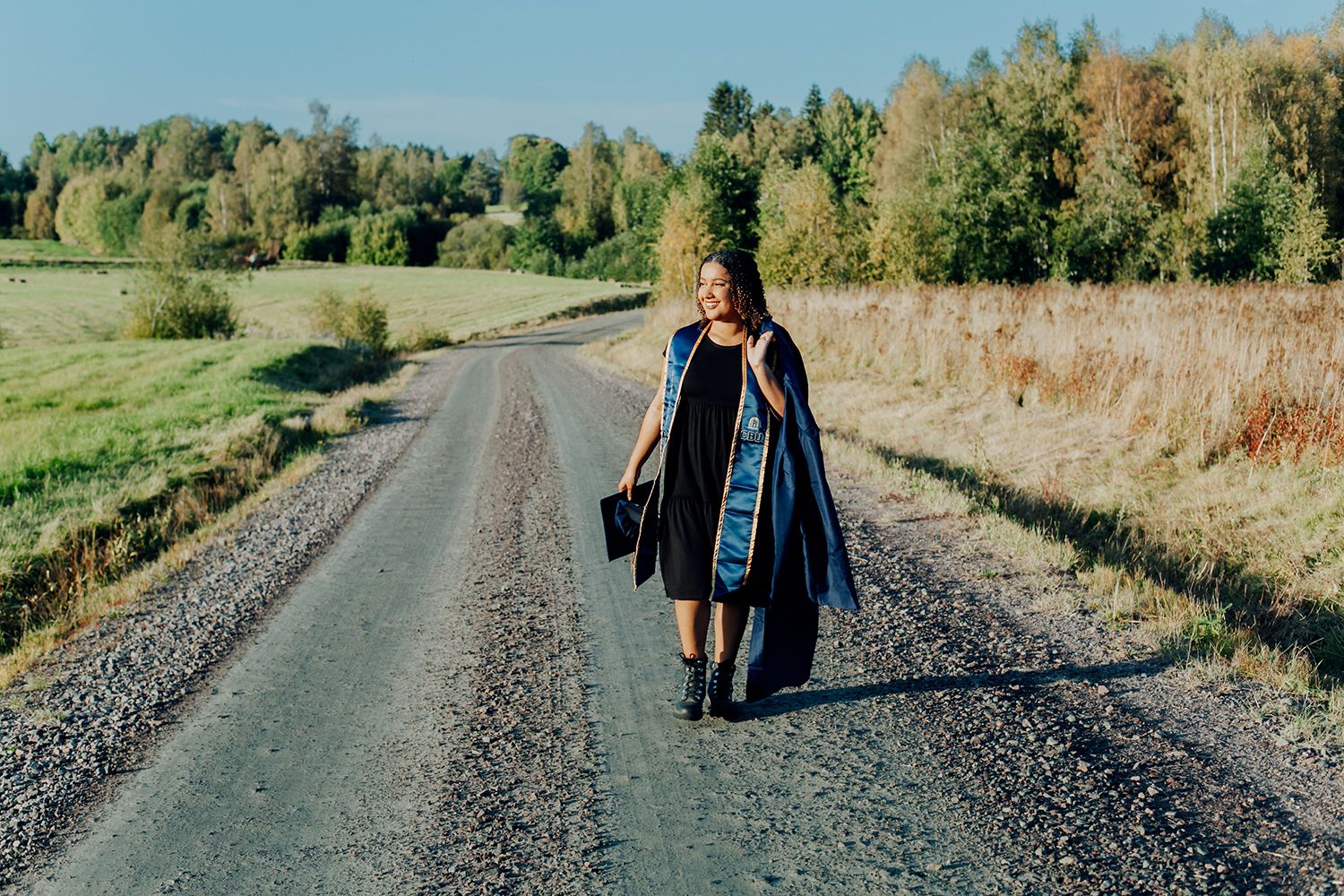 Porträttfotografering på hösten med MaKiah vid Acksjön utanför Molkom, Karlstad. Fotograf i Karlstad Rebecca Nordin. Examenbilder.