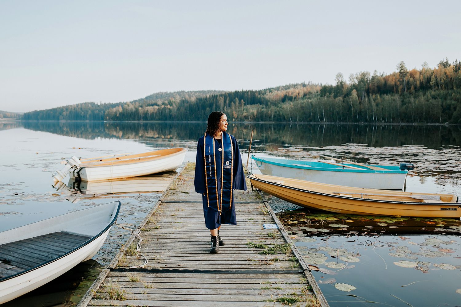 Porträttfotografering på hösten med MaKiah vid Acksjön utanför Molkom, Karlstad. Fotograf i Karlstad Rebecca Nordin. Examenbilder.