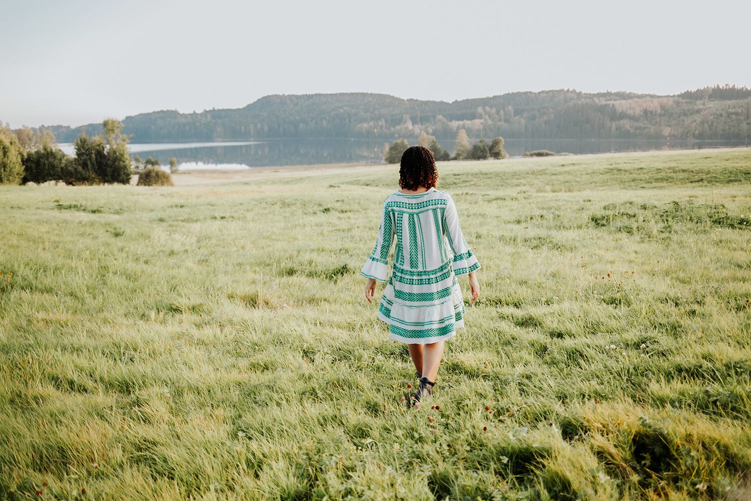 Porträttfotografering på hösten med MaKiah vid Acksjön utanför Molkom, Karlstad. Fotograf i Karlstad Rebecca Nordin.