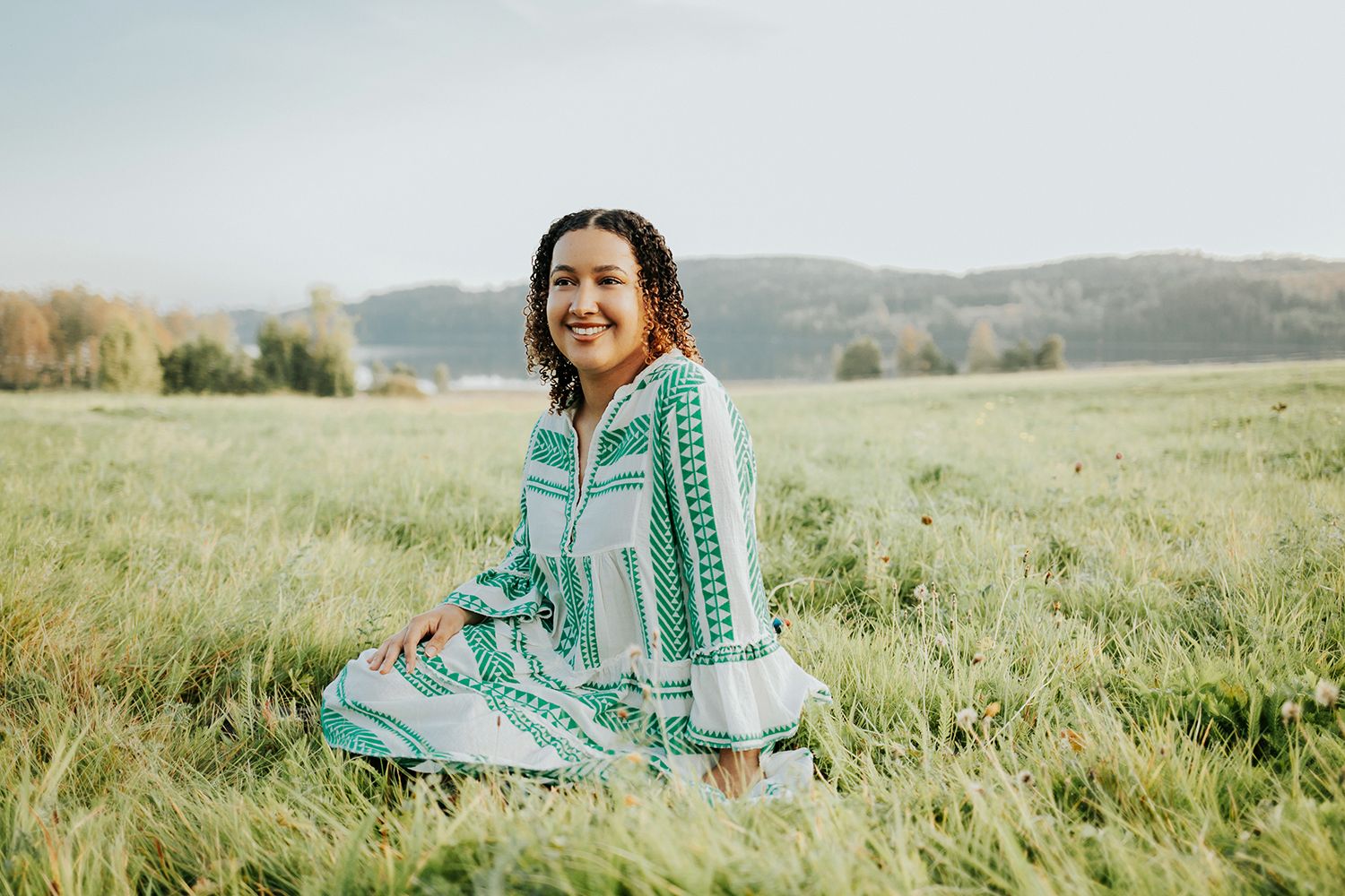 Porträttfotografering på hösten med MaKiah vid Acksjön utanför Molkom, Karlstad. Fotograf i Karlstad Rebecca Nordin.
