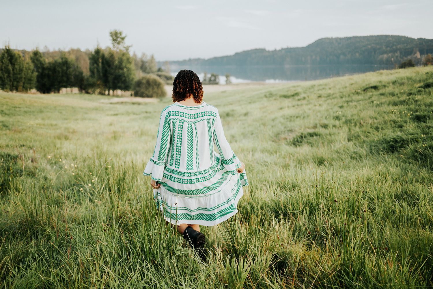 Porträttfotografering på hösten med MaKiah vid Acksjön utanför Molkom, Karlstad. Fotograf i Karlstad Rebecca Nordin.