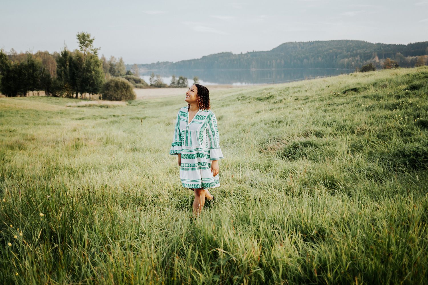 Porträttfotografering på hösten med MaKiah vid Acksjön utanför Molkom, Karlstad. Fotograf i Karlstad Rebecca Nordin. Acksjln i bakgrunden.
