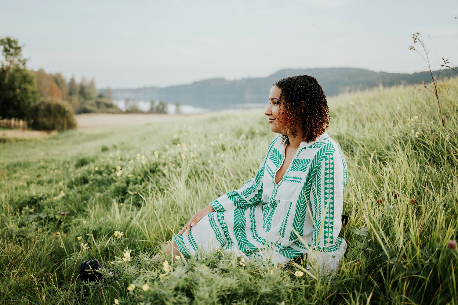 Porträttfotografering på hösten med MaKiah vid Acksjön utanför Molkom, Karlstad. Fotograf i Karlstad Rebecca Nordin.