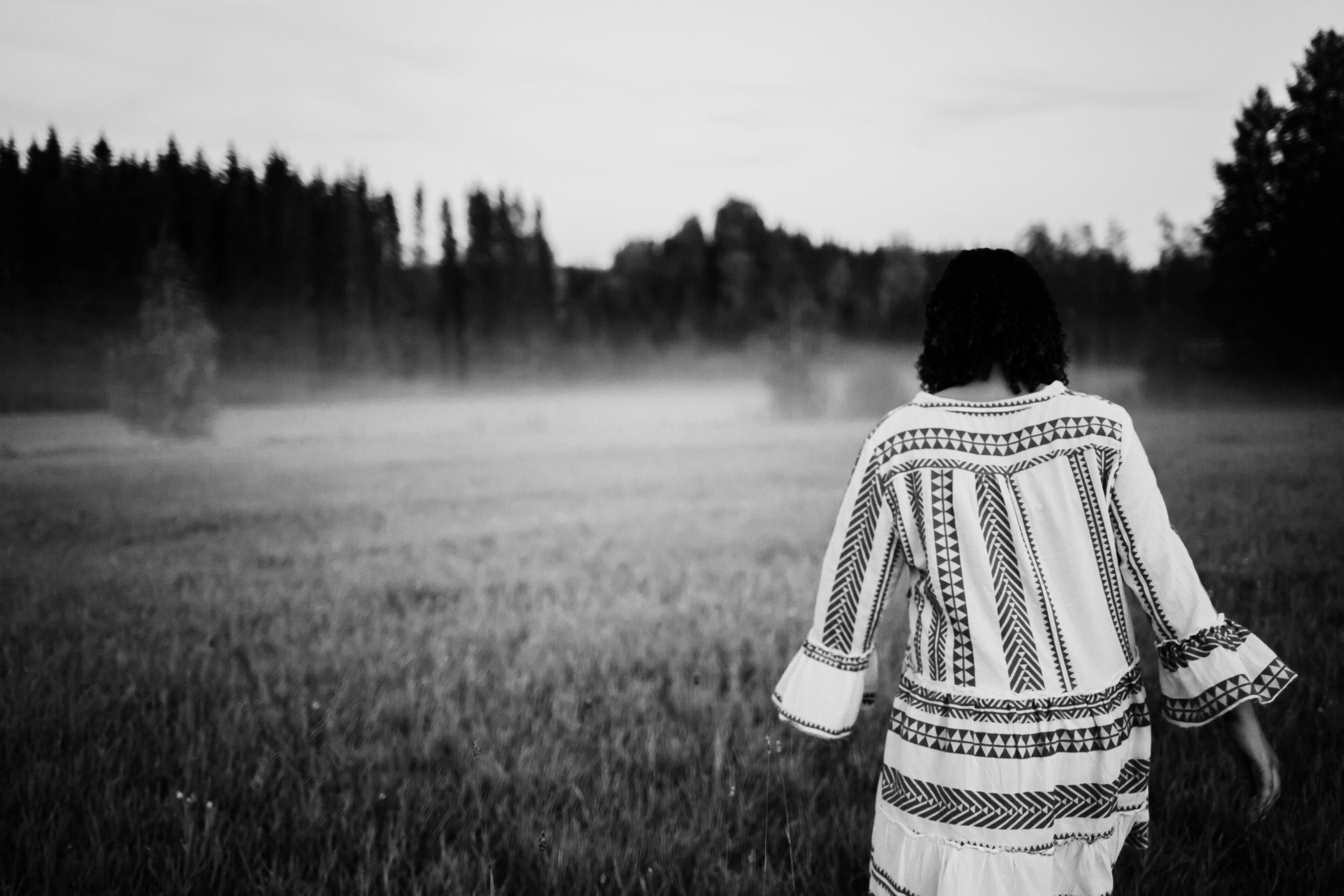 Porträttfotografering på hösten med MaKiah vid Acksjön utanför Molkom, Karlstad. Fotograf i Karlstad Rebecca Nordin.