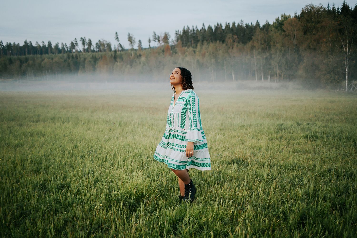 Porträttfotografering på hösten med MaKiah vid Acksjön utanför Molkom, Karlstad. Fotograf i Karlstad Rebecca Nordin. I dimman.