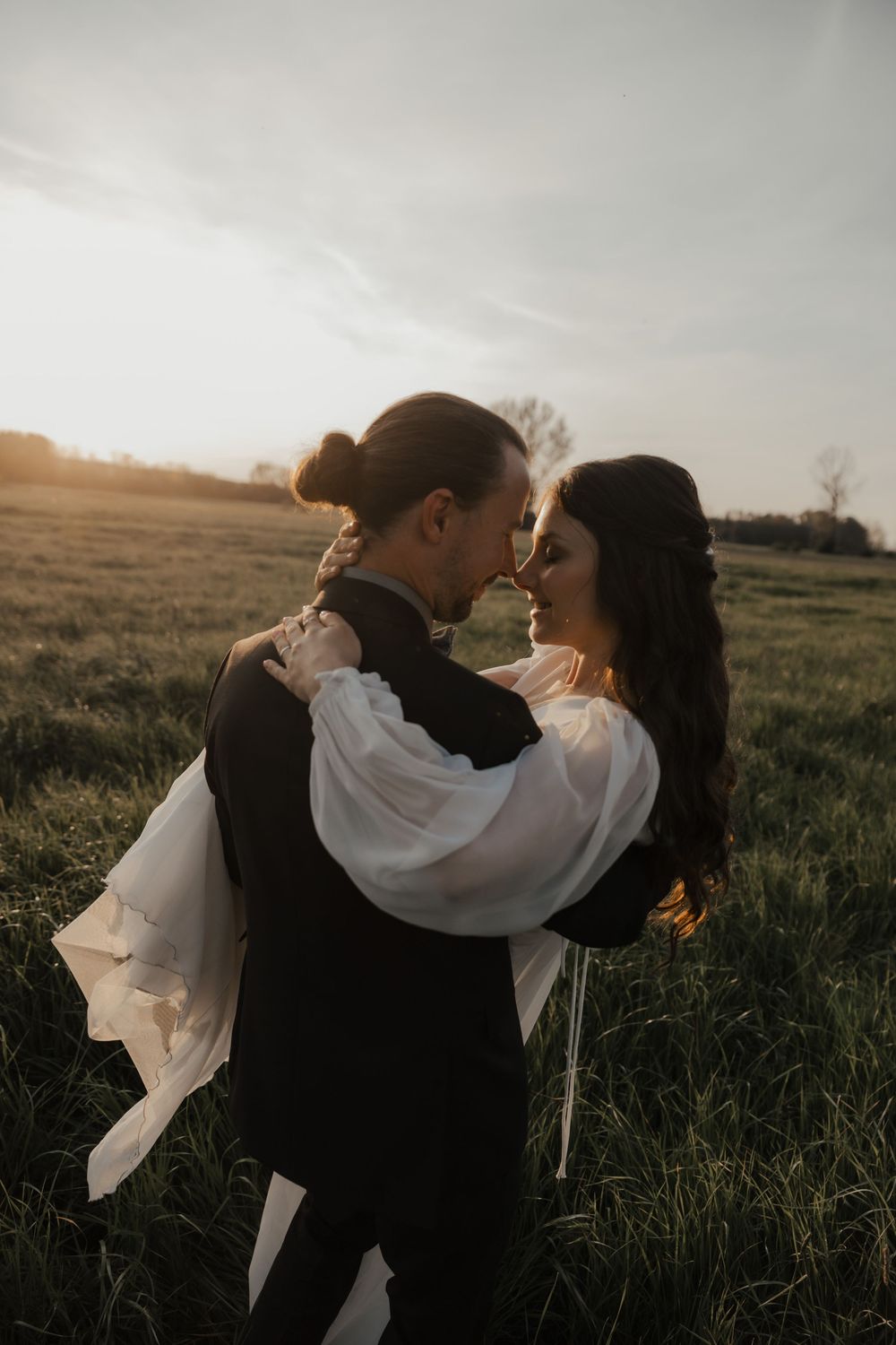 Fotoshooting bei Abendlicht an den Lenderstuben in Balzhausen nach der freien Trauung.