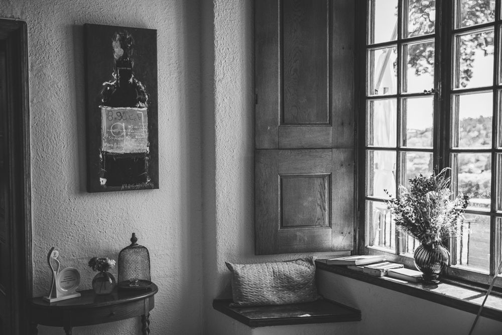Bröllop vid Högberga gård Lidingö. Bröllopsfotograf som fotograferar bröllopspar. Utomhusvigsel. Photo By Anna Jarlhäll