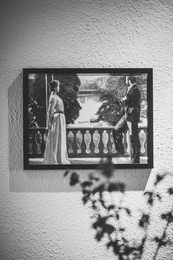 Bröllop vid Högberga gård Lidingö. Bröllopsfotograf som fotograferar bröllopspar. Utomhusvigsel. Photo By Anna Jarlhäll