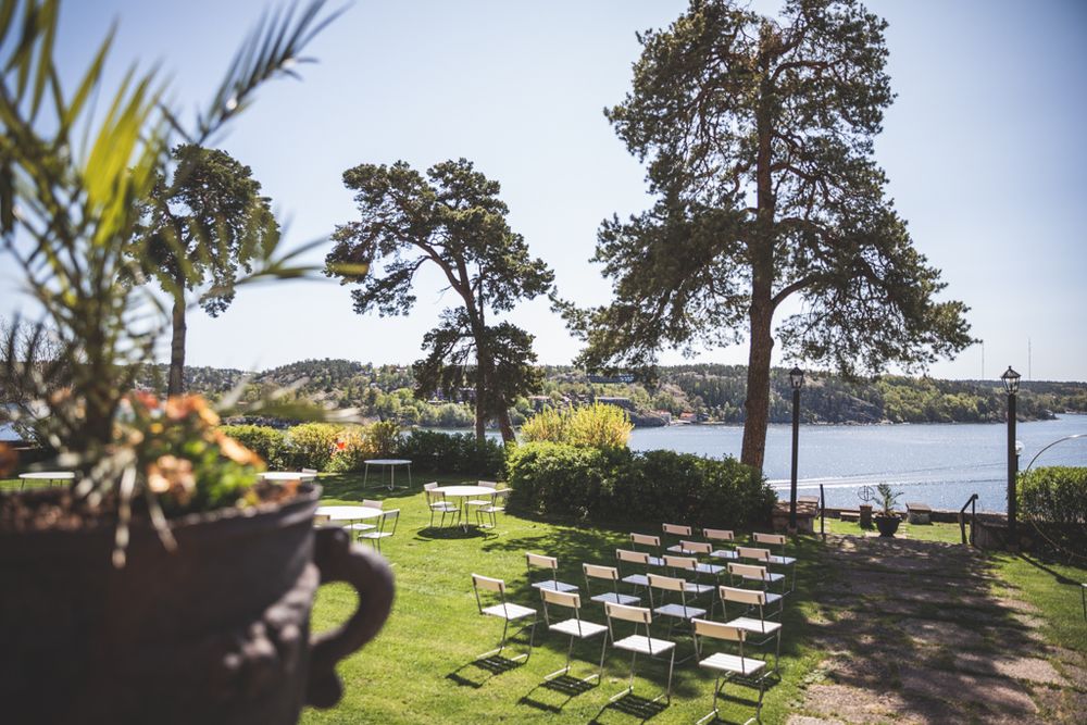 Bröllop vid Högberga gård Lidingö. Bröllopsfotograf som fotograferar bröllopspar. Utomhusvigsel. Photo By Anna Jarlhäll
