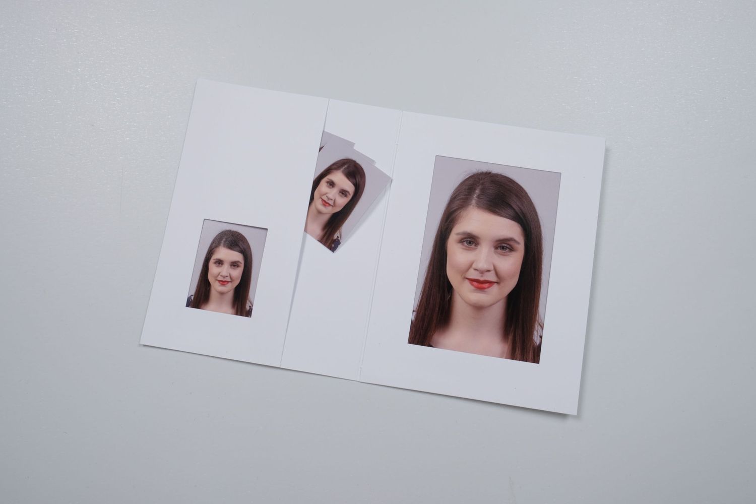 Fotografiranje za dokumente v Krškem – biometrična osebna fotografija pripravljena v več formatih za potni list, osebno izkaznico in drugo.