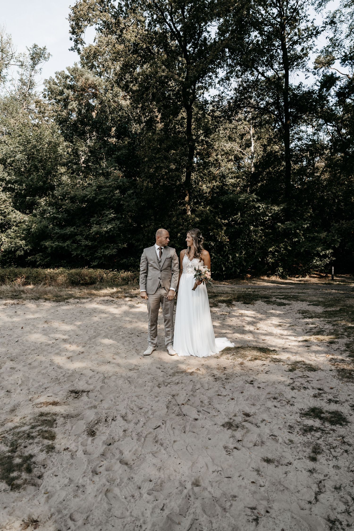 Bruidsfotografie in de bossen.