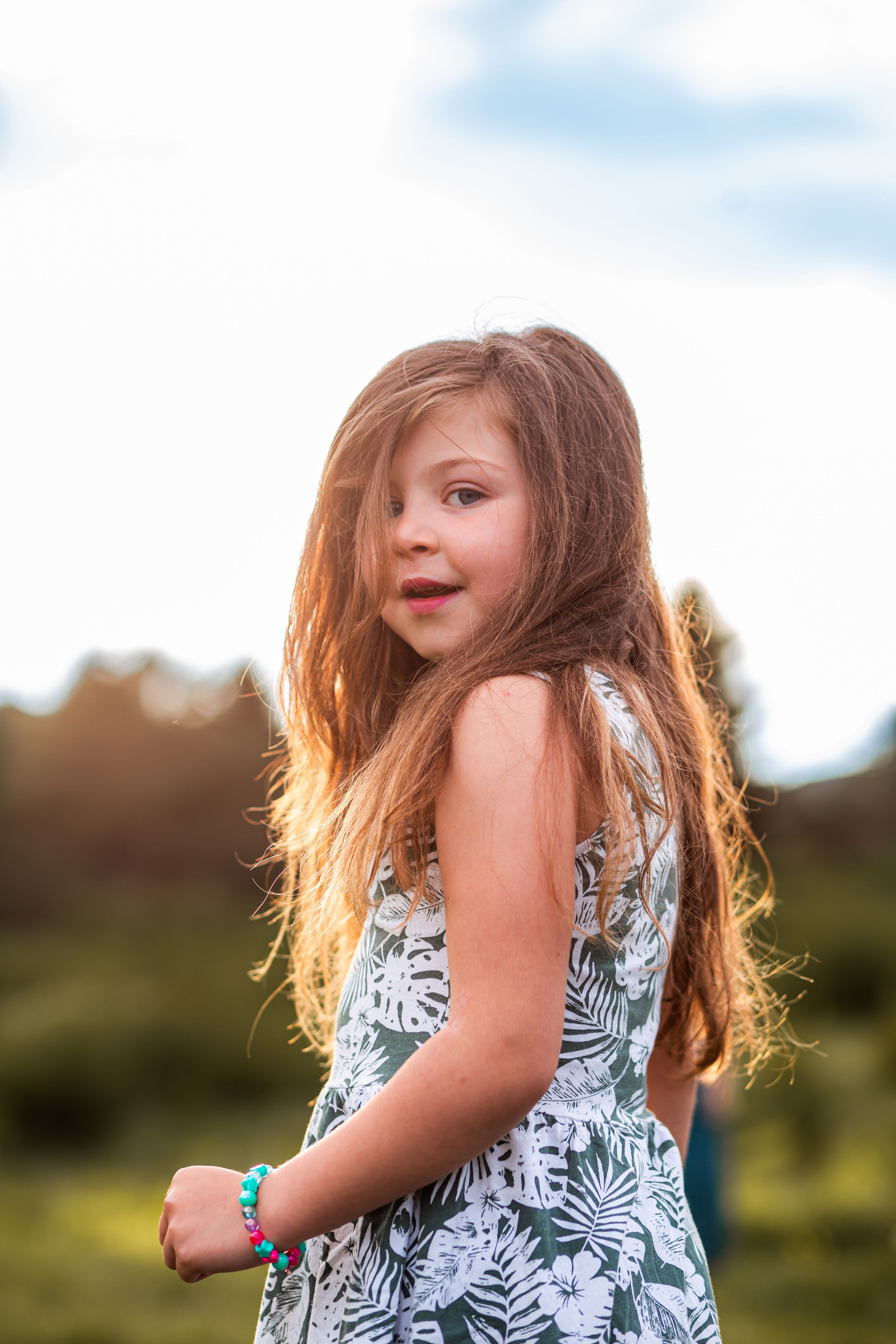 Enfant jeune fille qui sourit portrait naturel