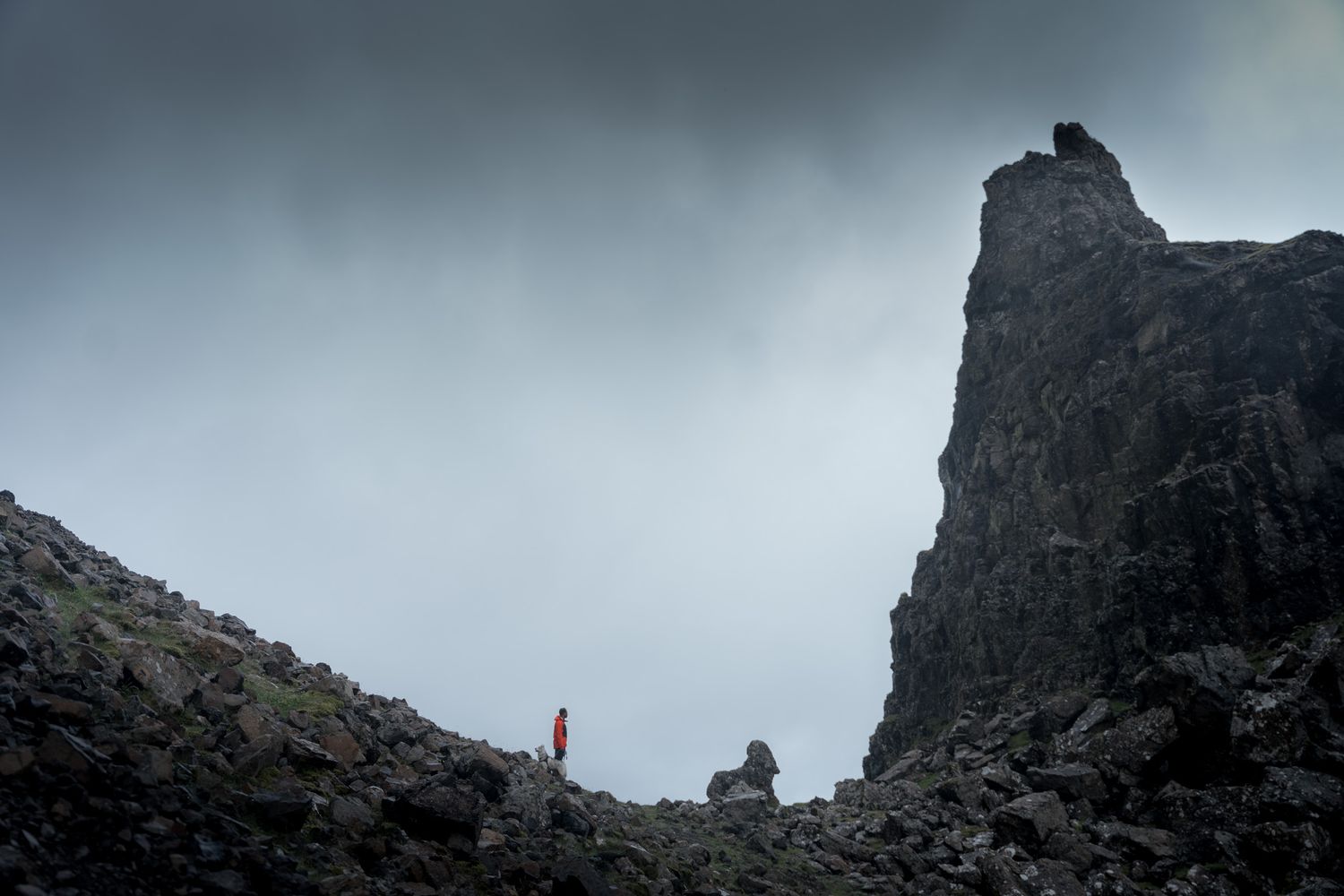 randonneur aux pieds des falaises de the quiraing sur l'île de skye en ecosse
