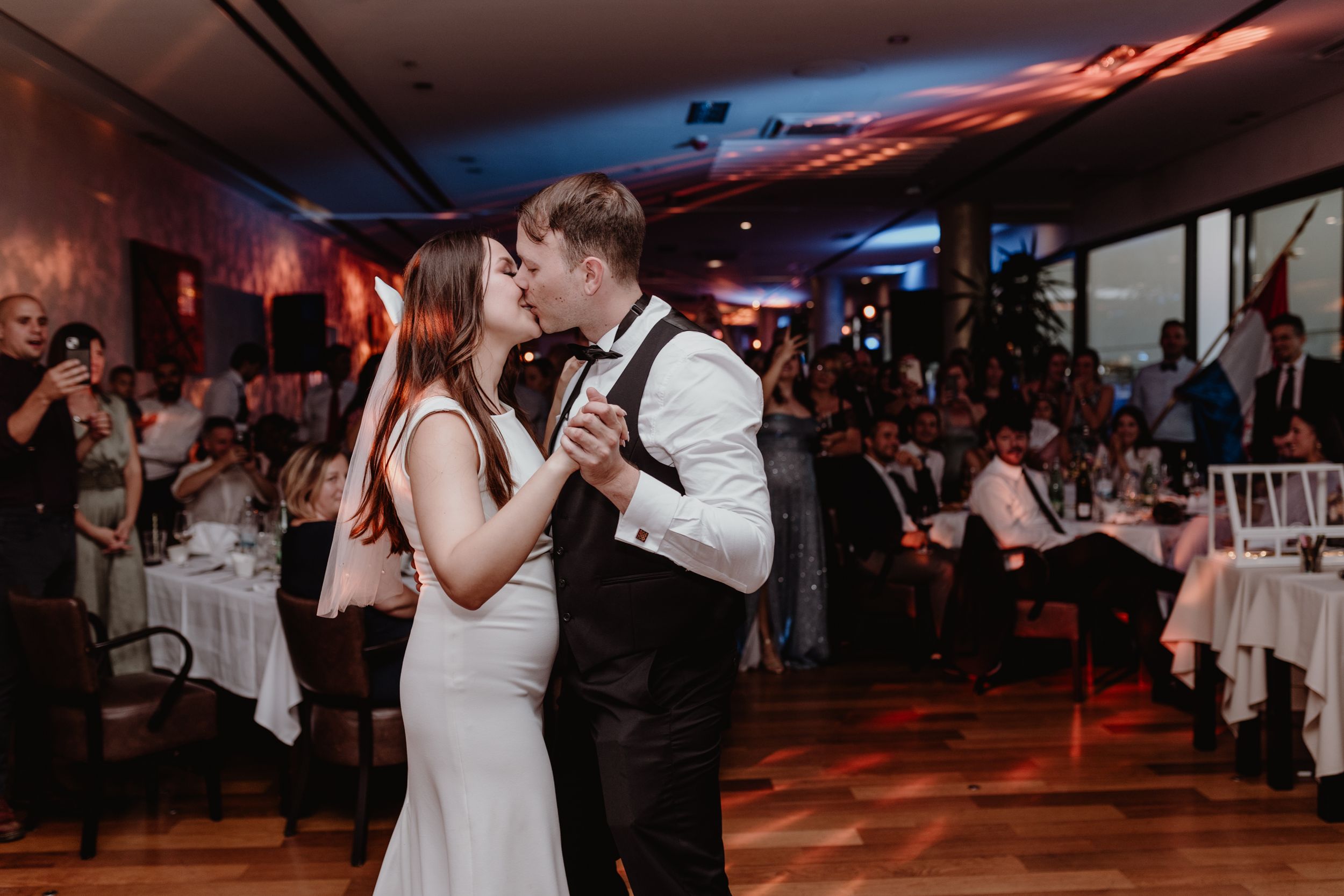 Prvi ples mladenaca u Bon Apetit restoranu u Zagrebu prikazano kroz vjenčanu fotografiju.