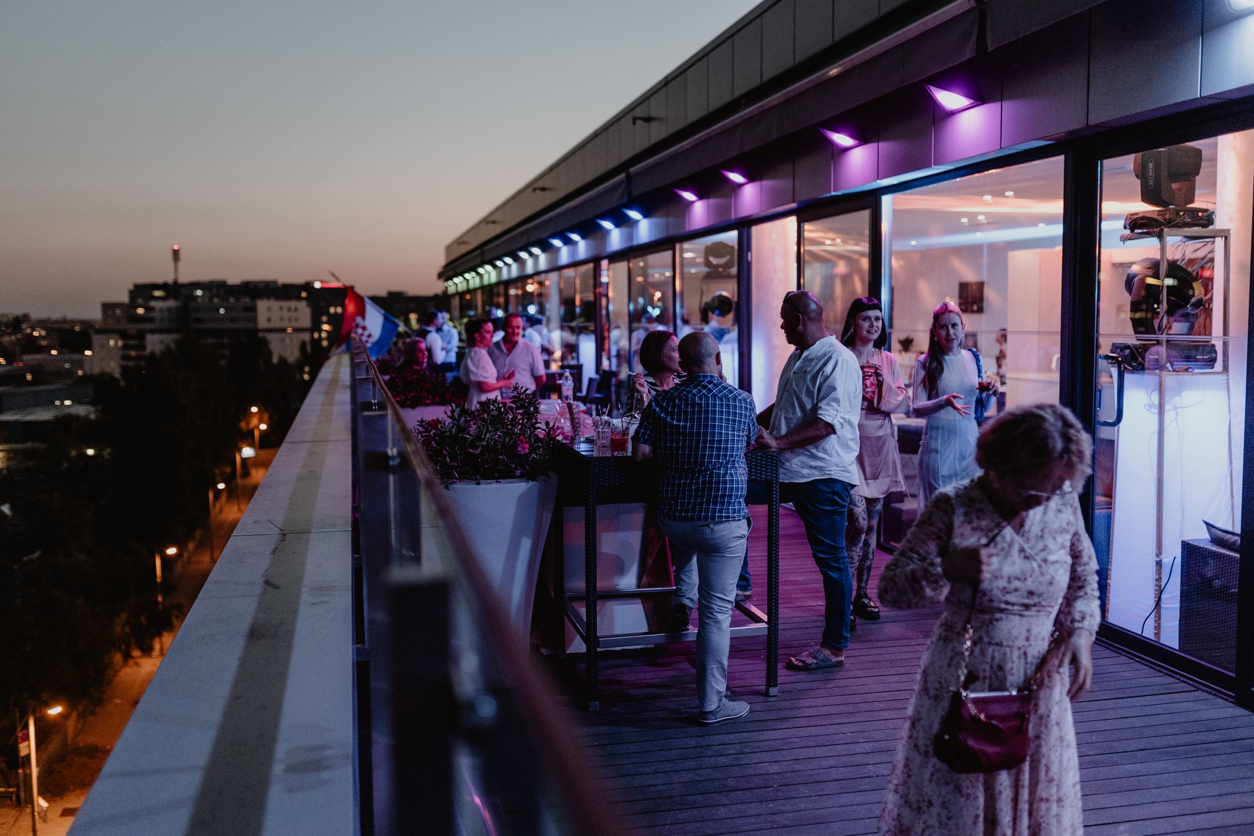 Gosti vjenčanja uživaju u svježem zraku i razgovaraju na terasi restorana Bon Apetit u Zagrebu.