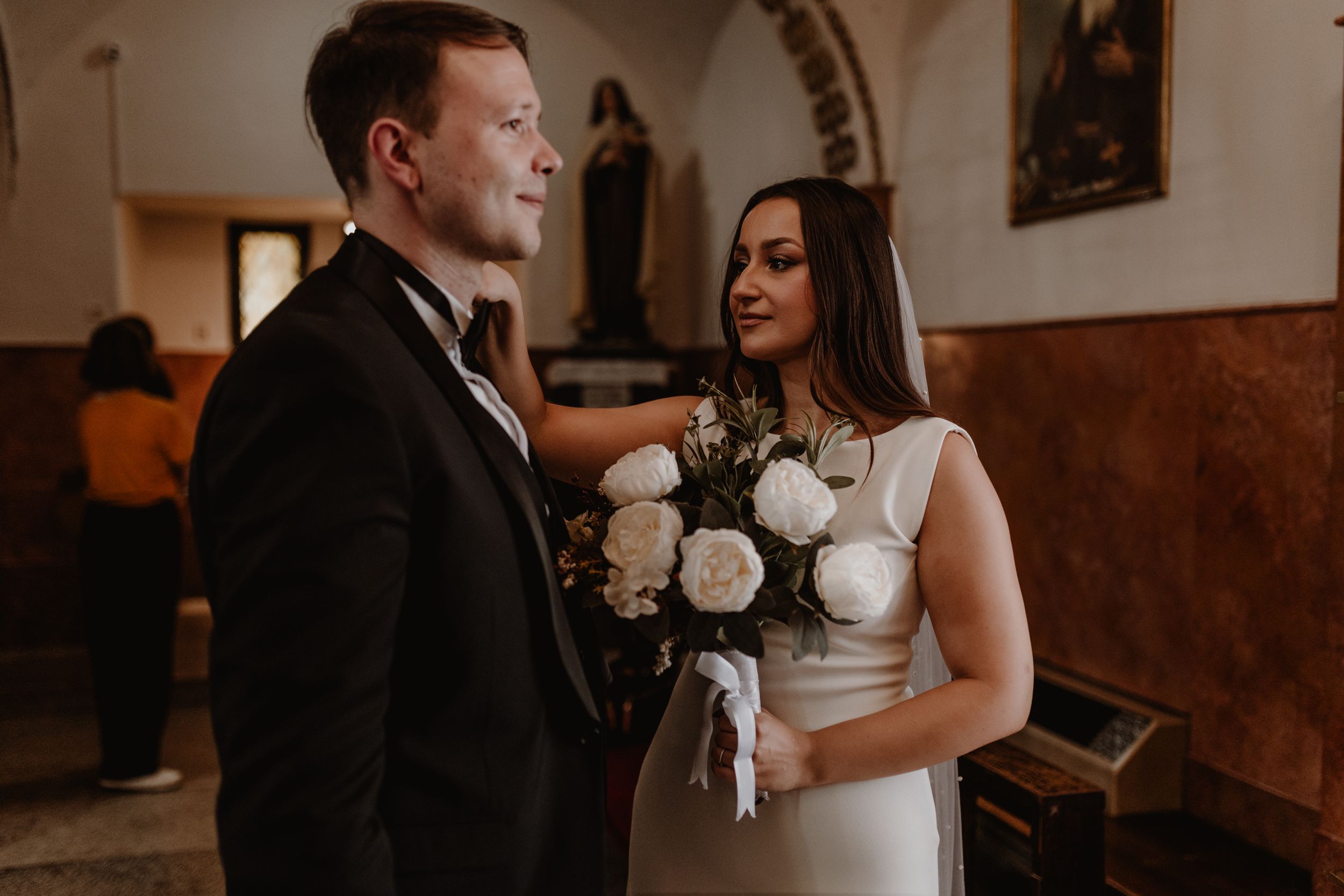 Mladenci u crkvi par trenutaka prije ceremonije vjenčanja u Hrvatskoj.