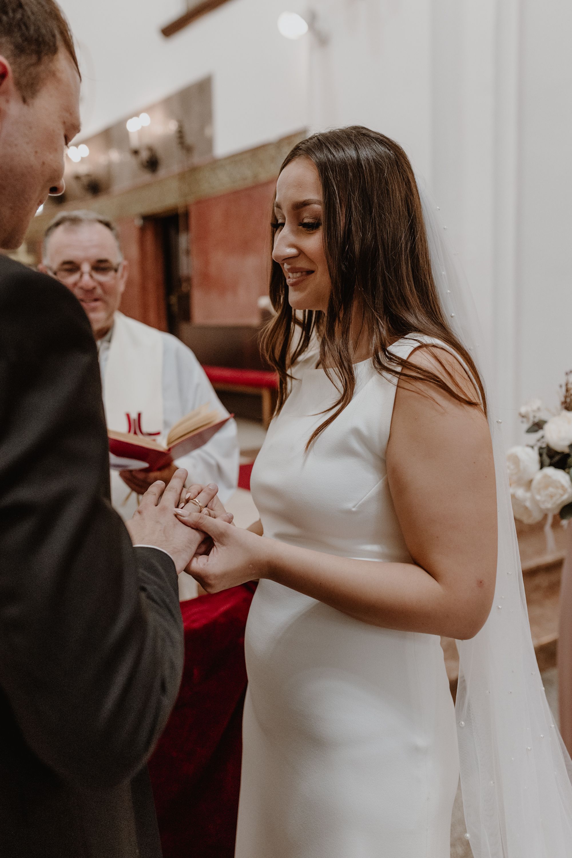 Mladenka izgovara zavjete i drži prsten tijekom ceremonije vjenčanja u crkvi sv Petra u Zagrebu