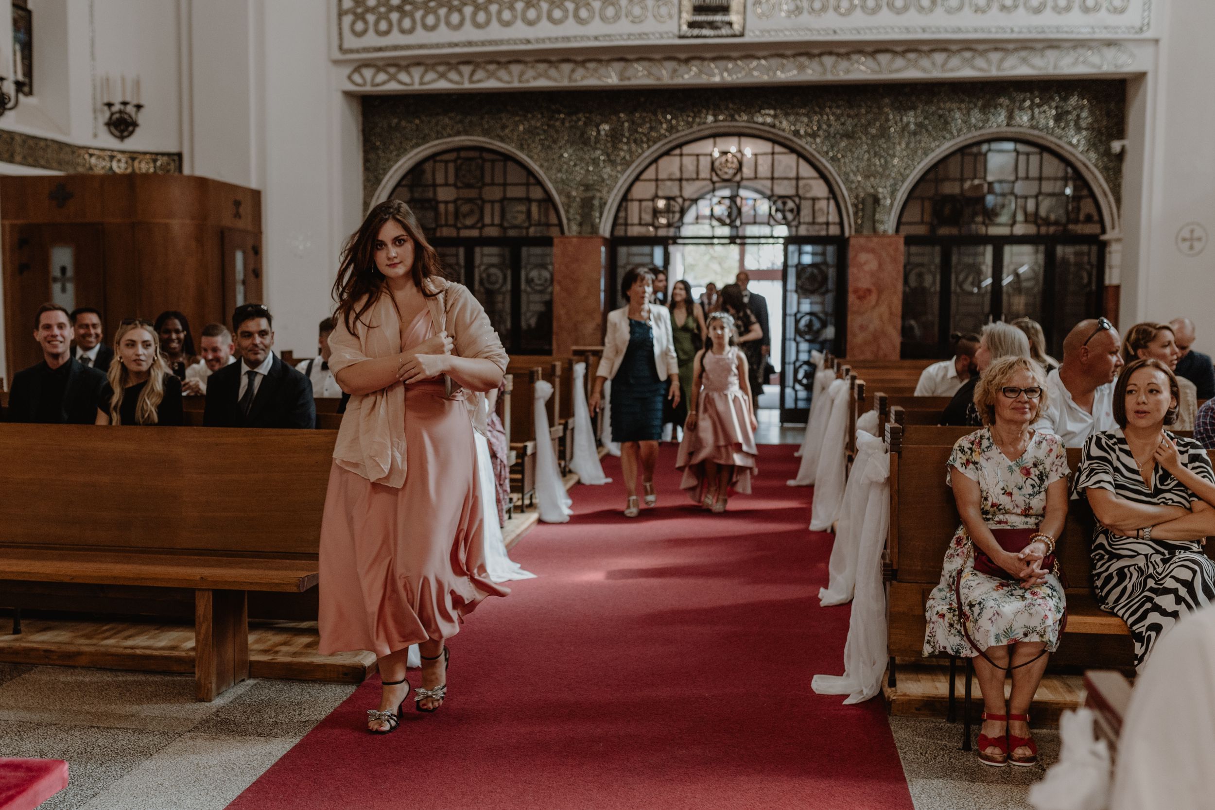 Ulazak gostiju u crkvu prikazano kroz vjenčanu fotografiju.