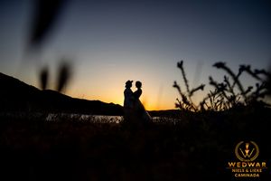 twee bruiden in malaga spanje tijdens zonsondergang