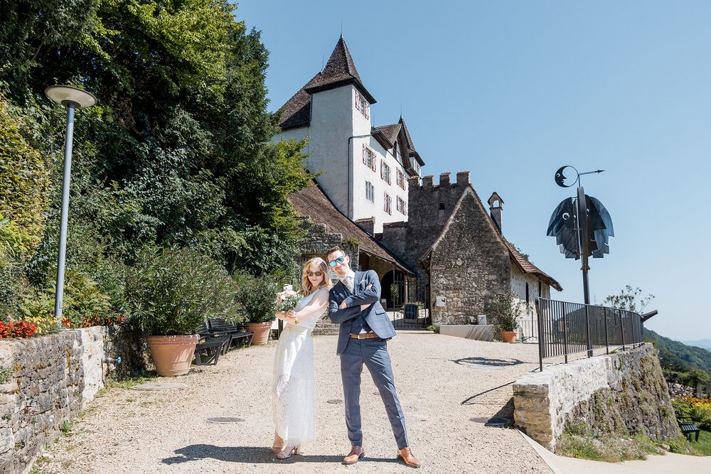 Zivile Trauung im Schloss Wartenfels - Brautpaar mit Schloss im Hintergrund - Robert Grunder, Hochzeitsfotograf Region Bern und Emmental