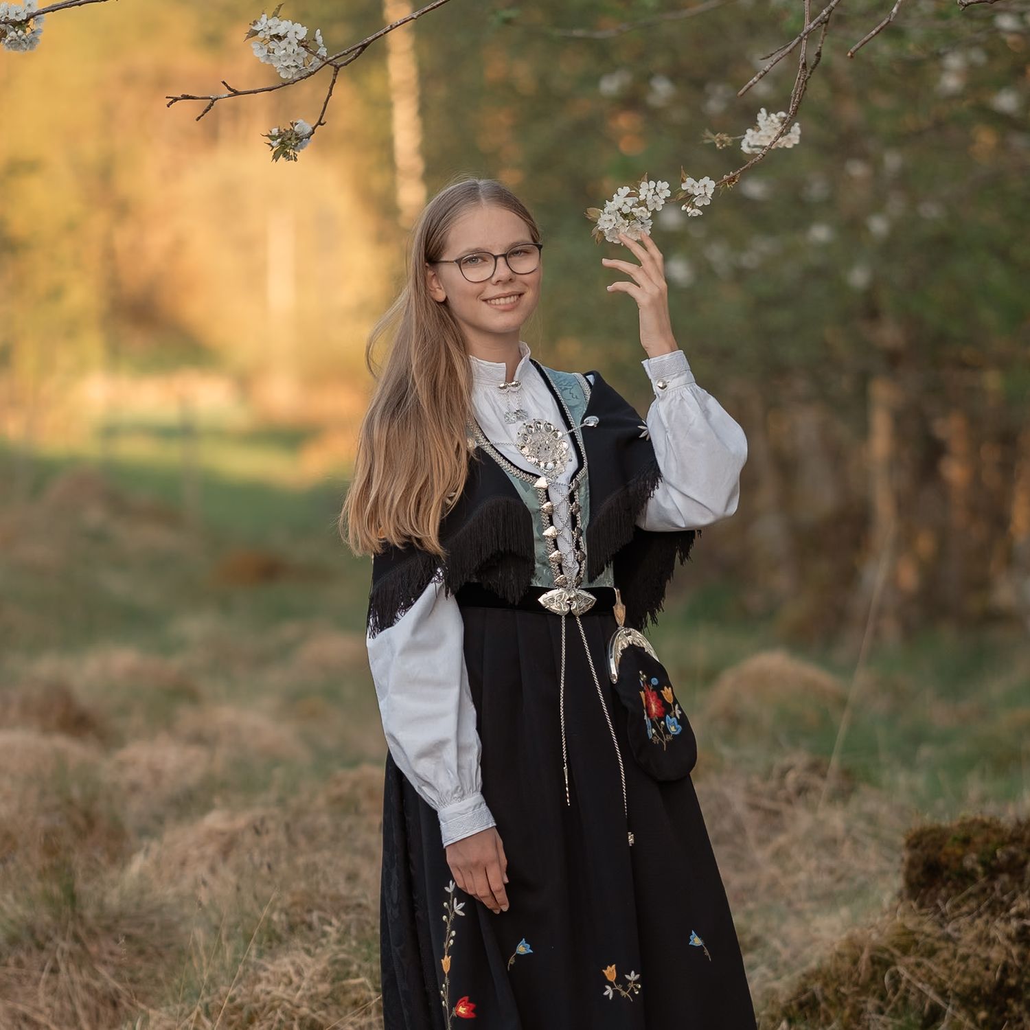 Vakre vårbilder liker alle! Her en konfirmant med blomstre i hendene.