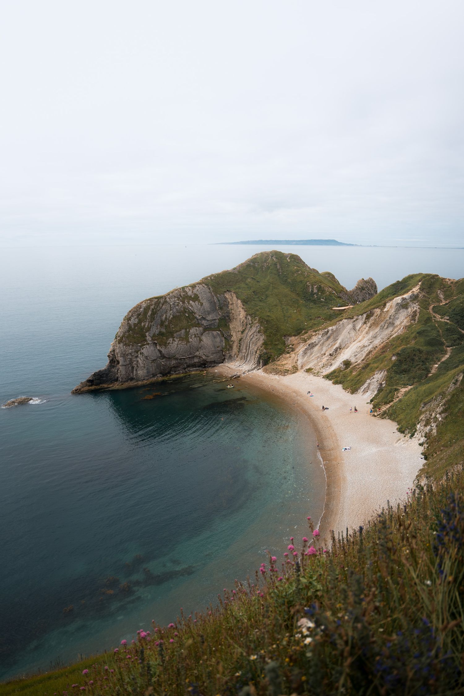 plage et crique sur la jurassic coast en angleterre