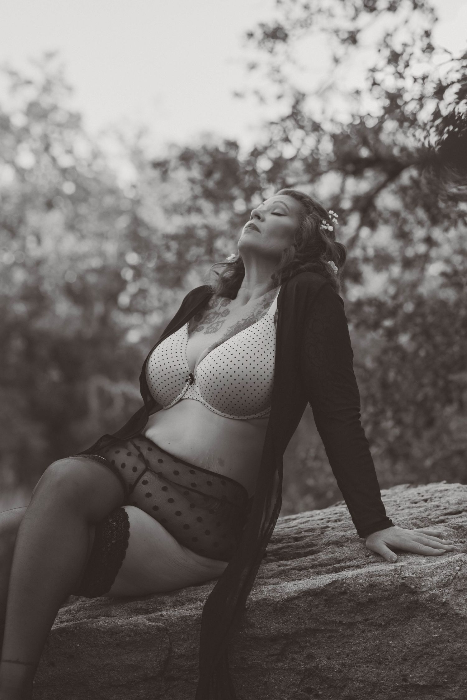 Boudoir portrait in black and white in nature Elegant boudoir portraits
Confidence-boosting photo shoot
Boudoir photography packages