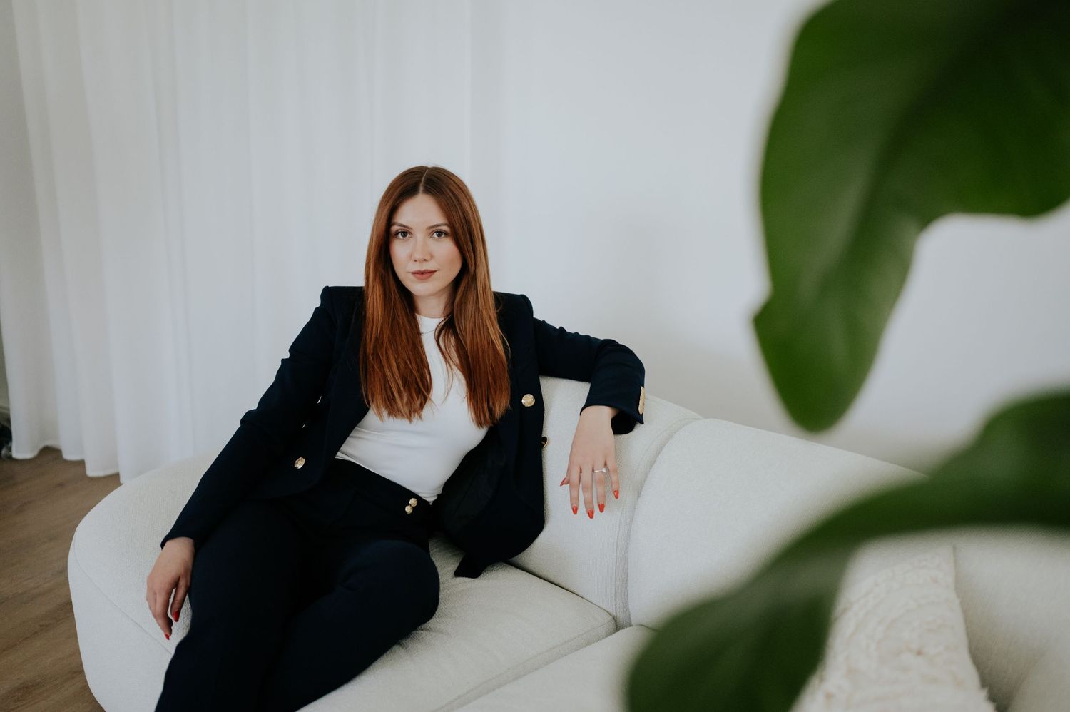 Paarshooting Paar sitzend auf Sofa im Studio 7 Hüttisheim Jovanna Burkard KWICKSHOT