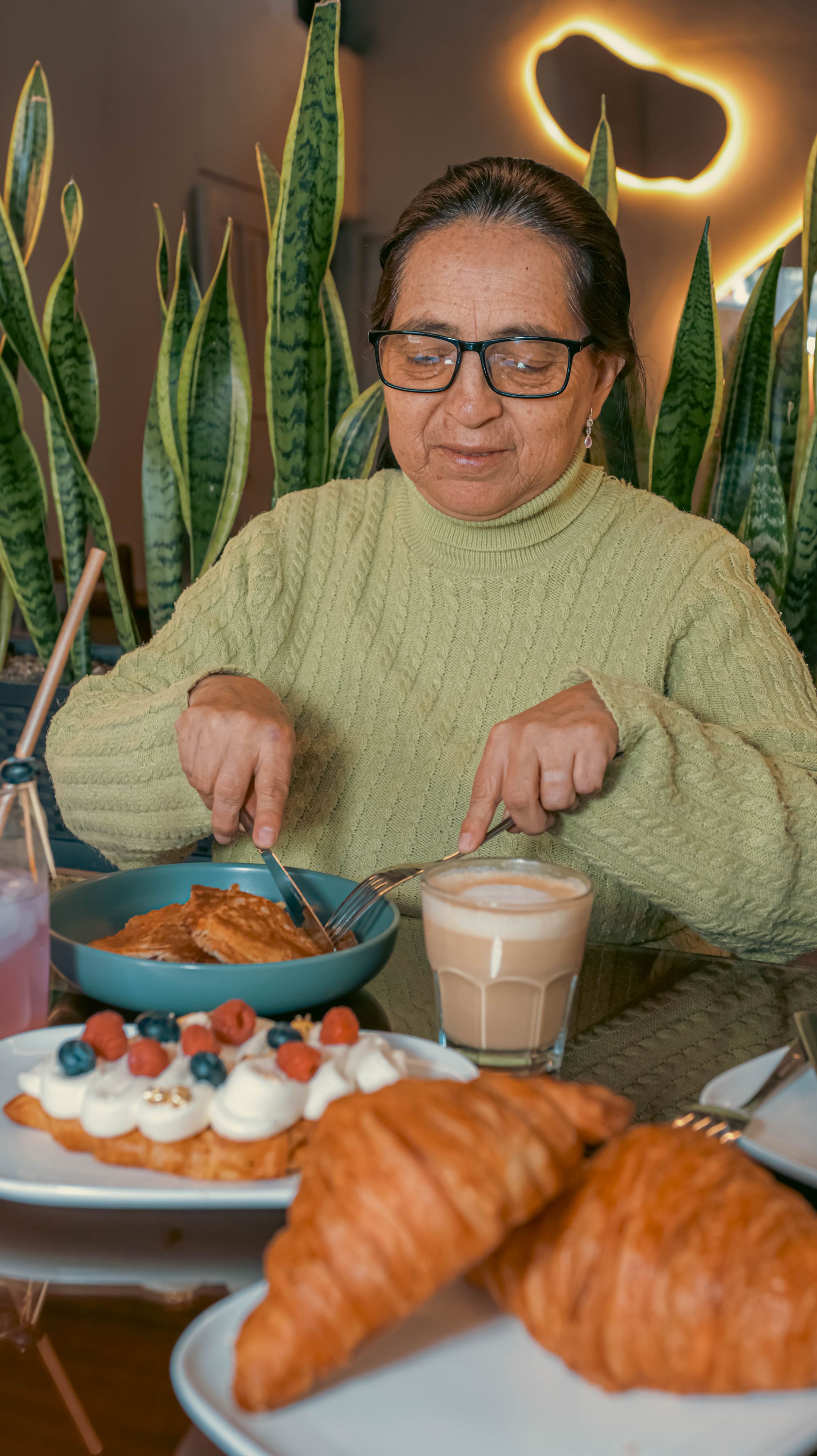 Comida
Customer Experience
Desayuno
Cafetería
Abuela desayunando
Cafeterías en Quito
Fotografía de comida
Fotografía de producto