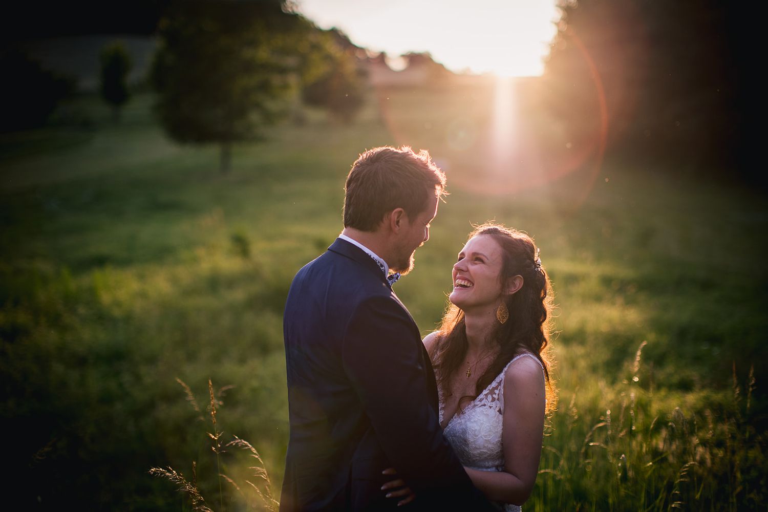Couple de mariés souriants à contre-jour au coucher de soleil à Sarlat