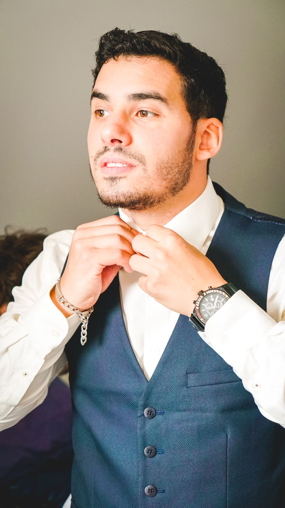 Photo de mariage, préparation du marié, par Chloé Cabanes