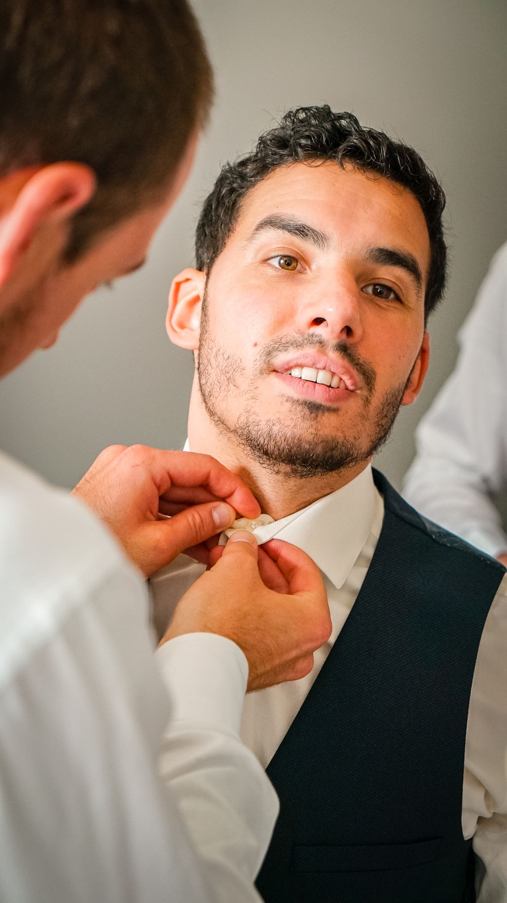 Photo de mariage, préparation du marié, par Chloé Cabanes