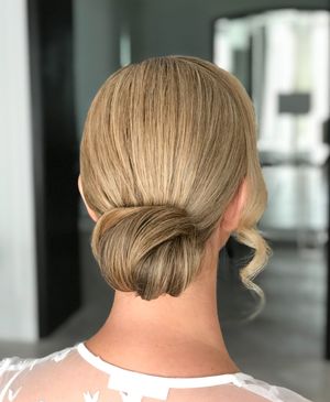 sleekbun_hairstyles_weddinghair #sleekbun #weddinghair