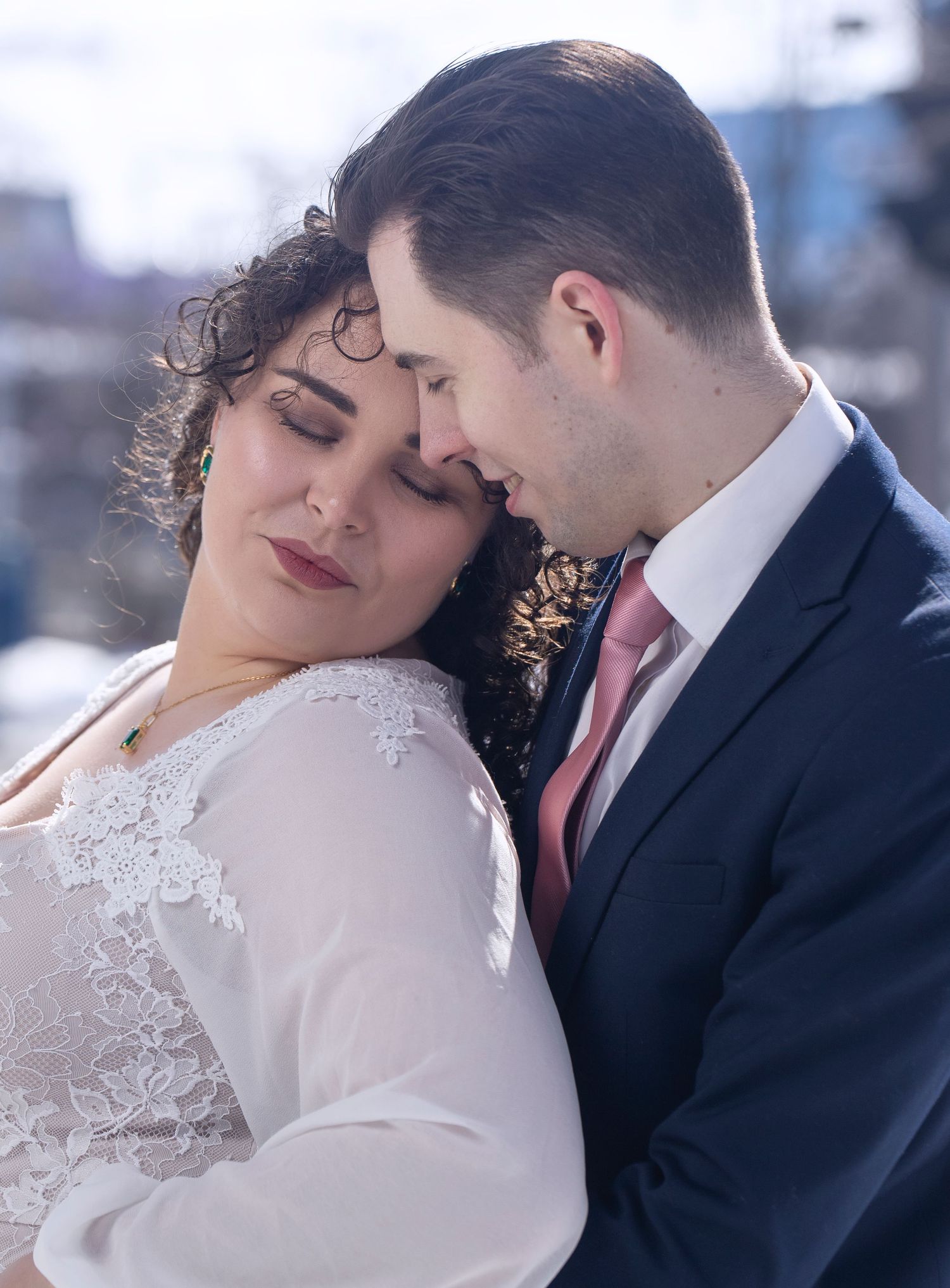 Portrait de la mariée lors des préparatifs, révélant l’élégance, la sérénité et la beauté naturelle avant le début de la cérémonie.