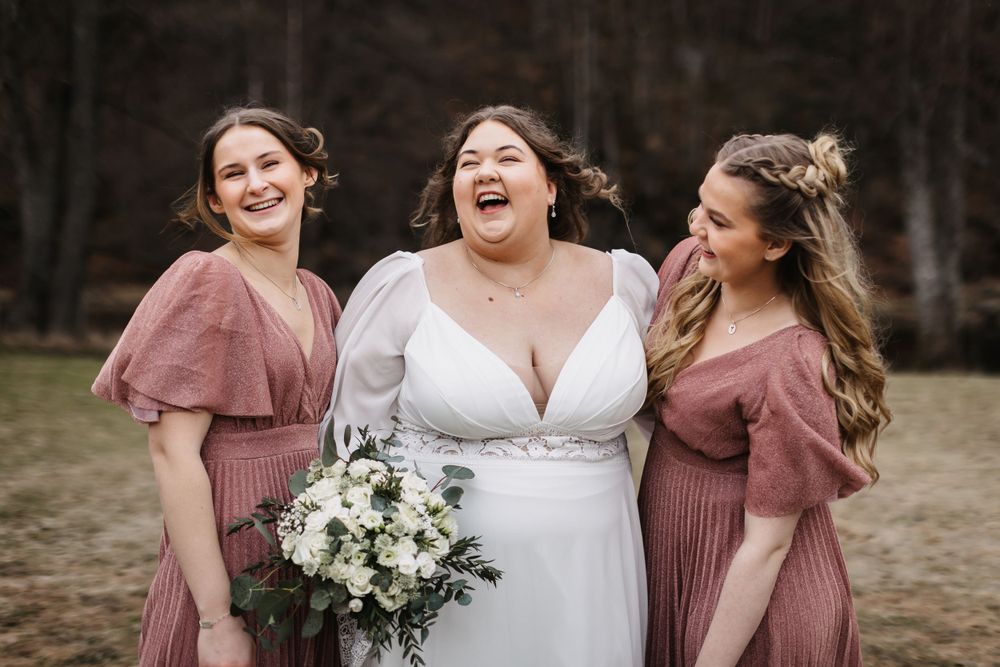 Bryllupsfotografering, brud med forlovere som ler
