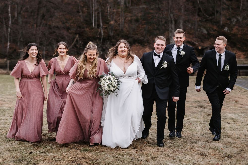 Bryllupsfotografering, brudepar med forlovere som løper